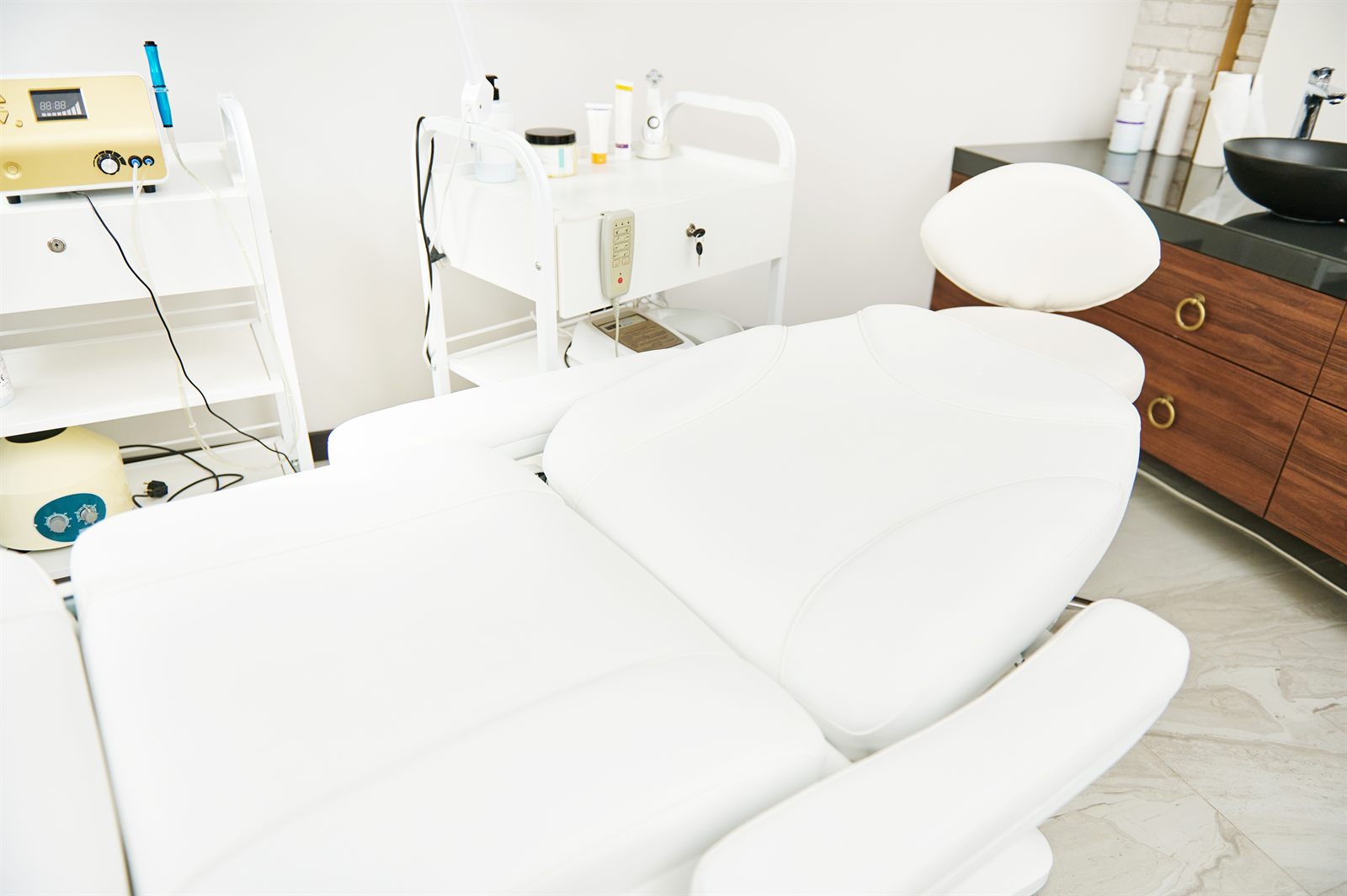 Sala de atendimento de clínica de estética preparada e vazia, sem paciente
